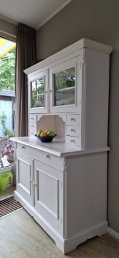 Brocante. Wit, grenen buffetkastje