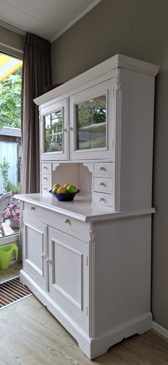 Brocante. Wit, grenen buffetkastje