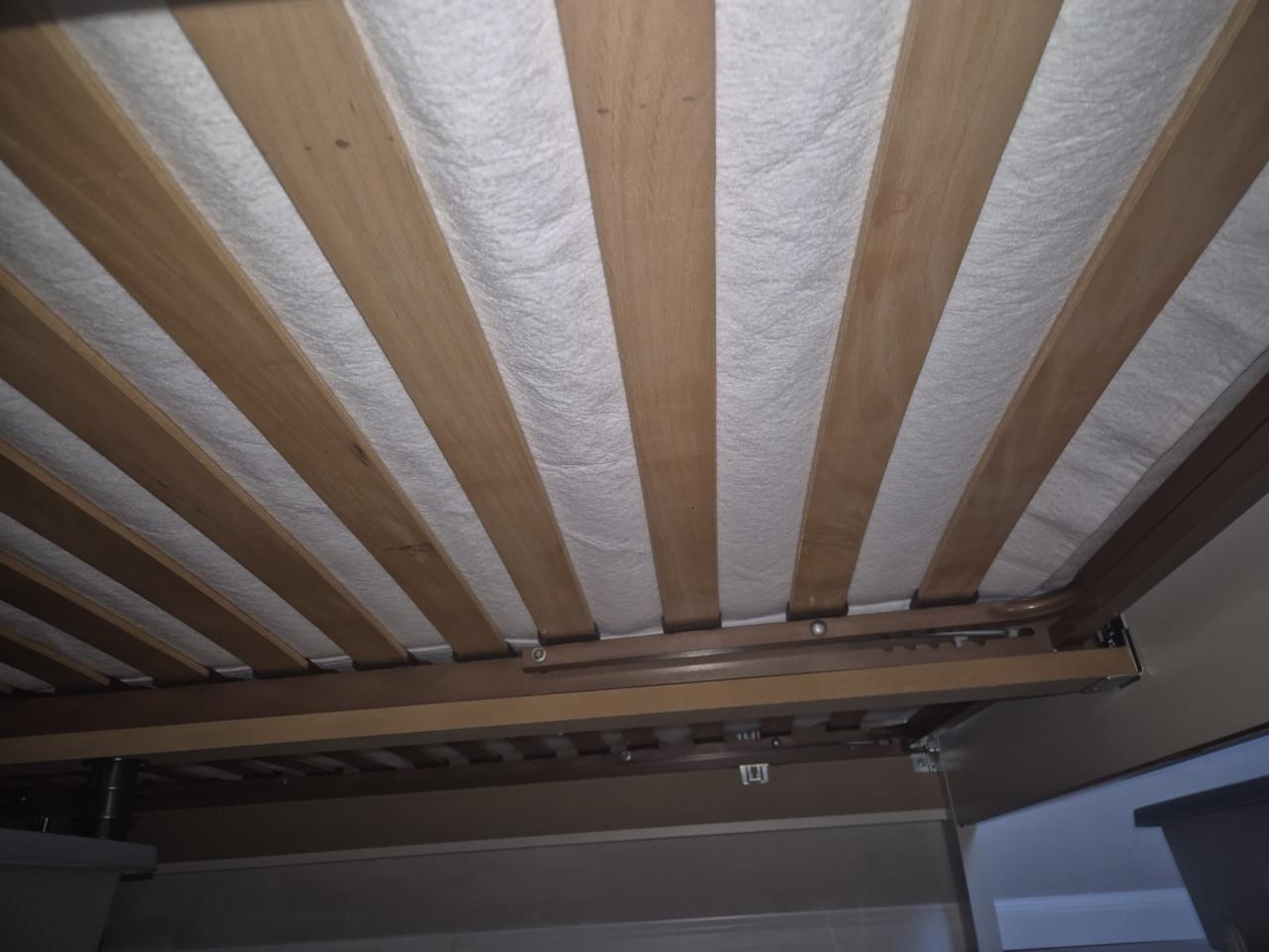 Wit tweepersoonsbed met lattenbodems