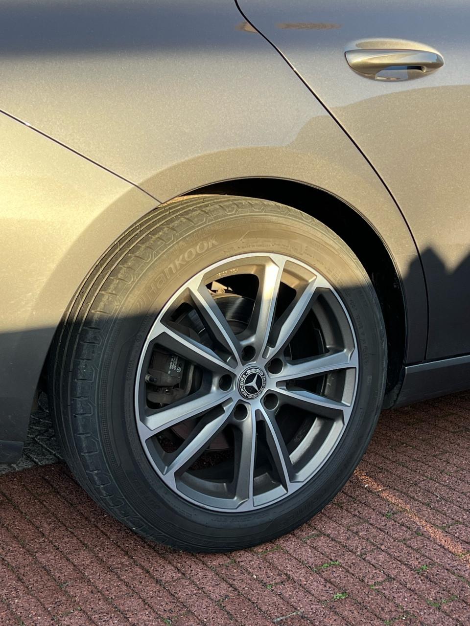 Te koop: set van 4 stuks 17 inch AEZ Tioga Titan velgen incl. banden