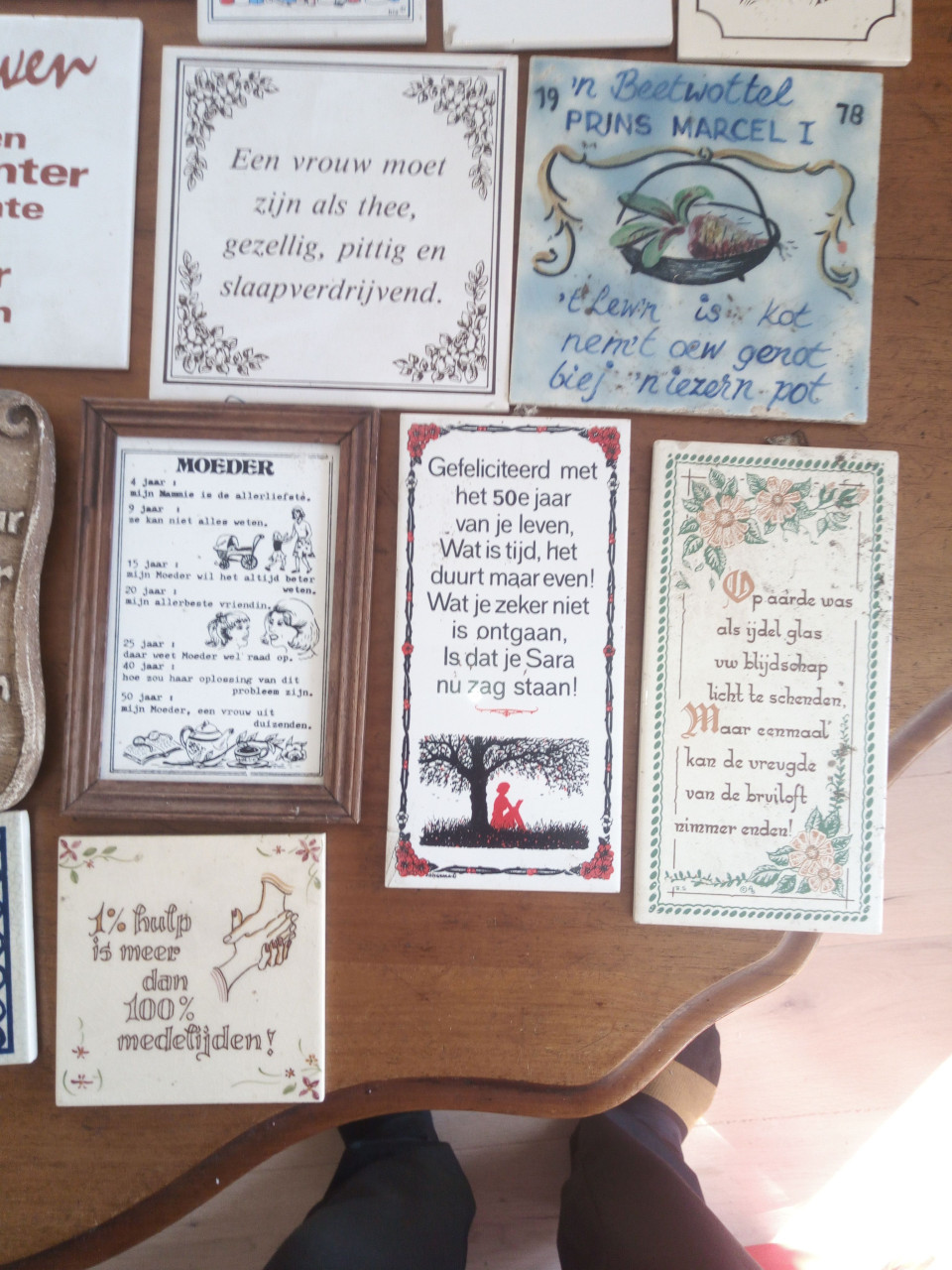 Groot aantal spreuktegels.
