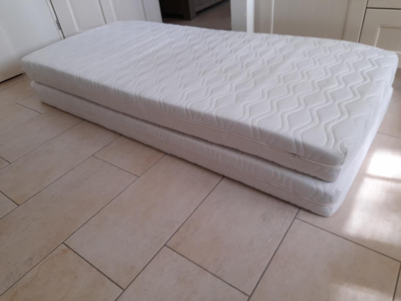 2 x 90 x 200 x 16  Matrassen (in goede schone staat )