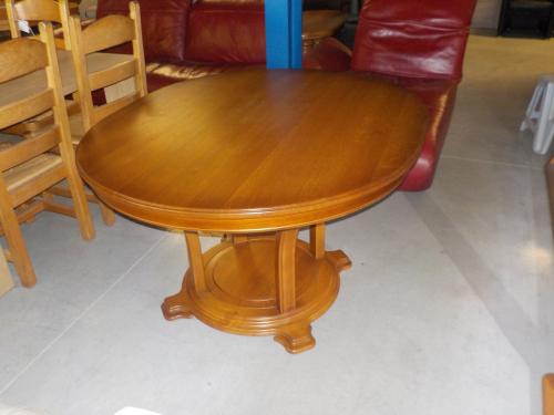 In zeer goede staat ovale blank eiken eettafel met mooie poot 145 x 125 cm