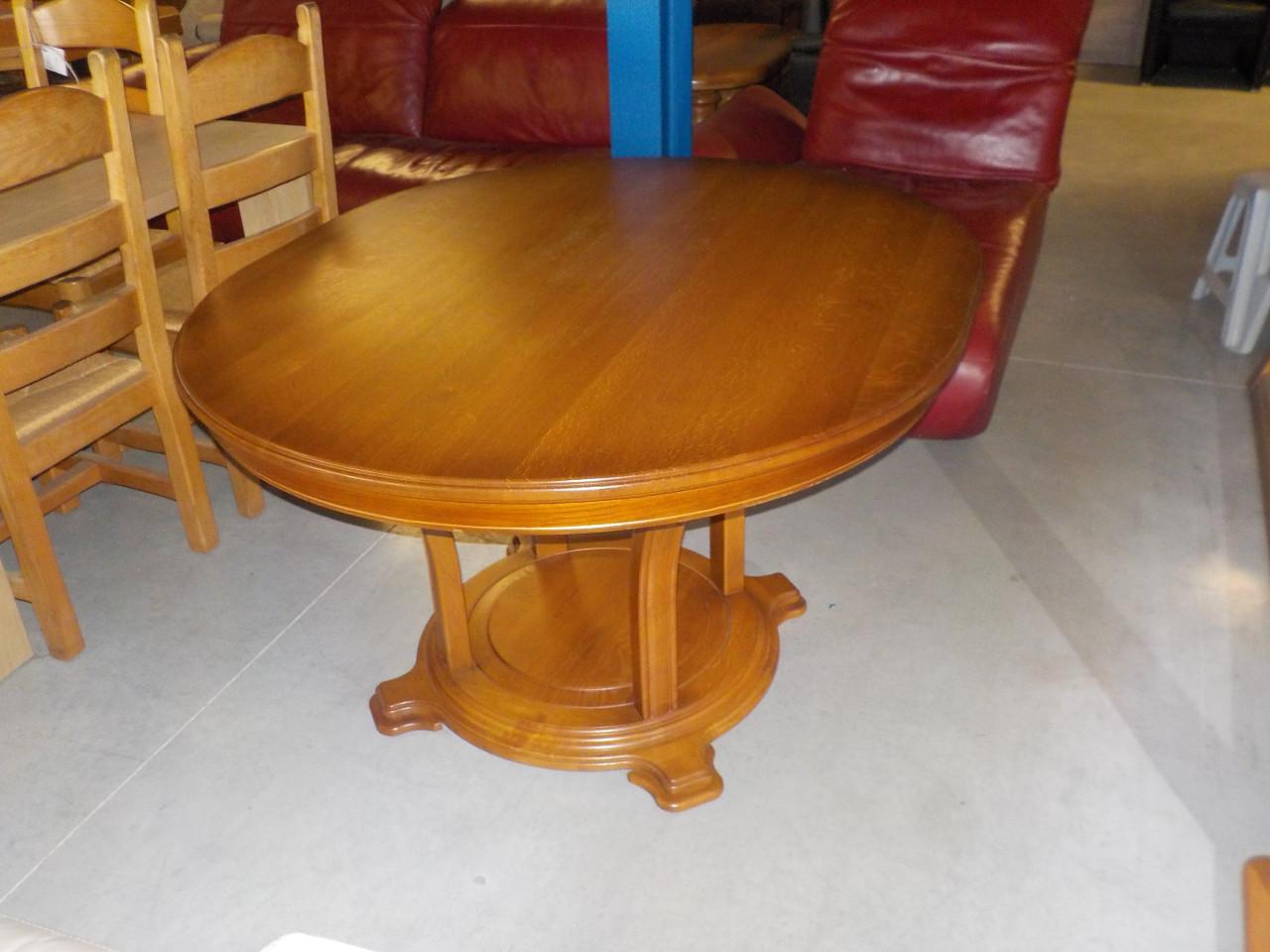 In zeer goede staat ovale blank eiken eettafel met mooie poot 145 x 125 cm