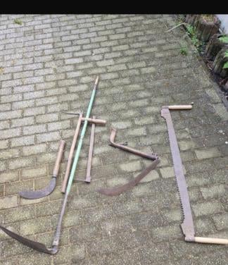 Oude sikkels en trekzaag