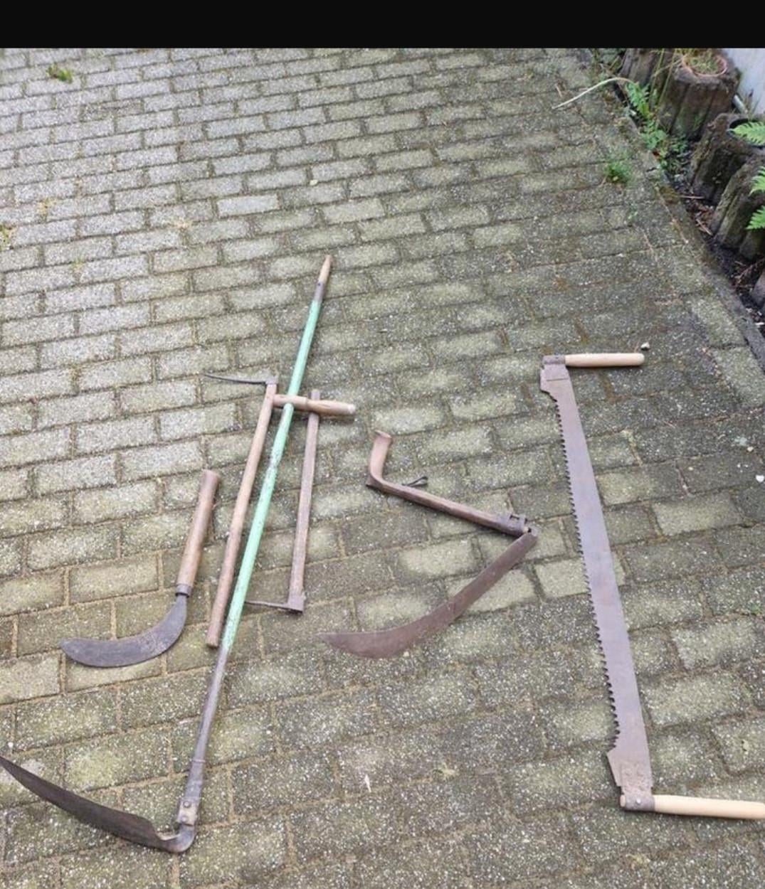 Oude sikkels en trekzaag