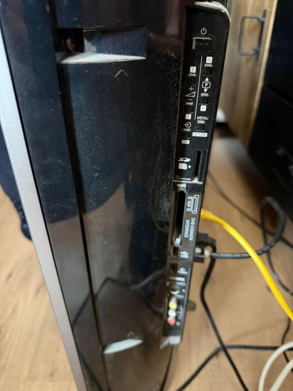 Toshiba TV met muurbeugel 136cm diagonaal L115 x B72