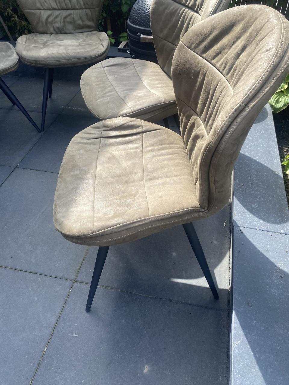 4 eetkamerstoelen, €50,-