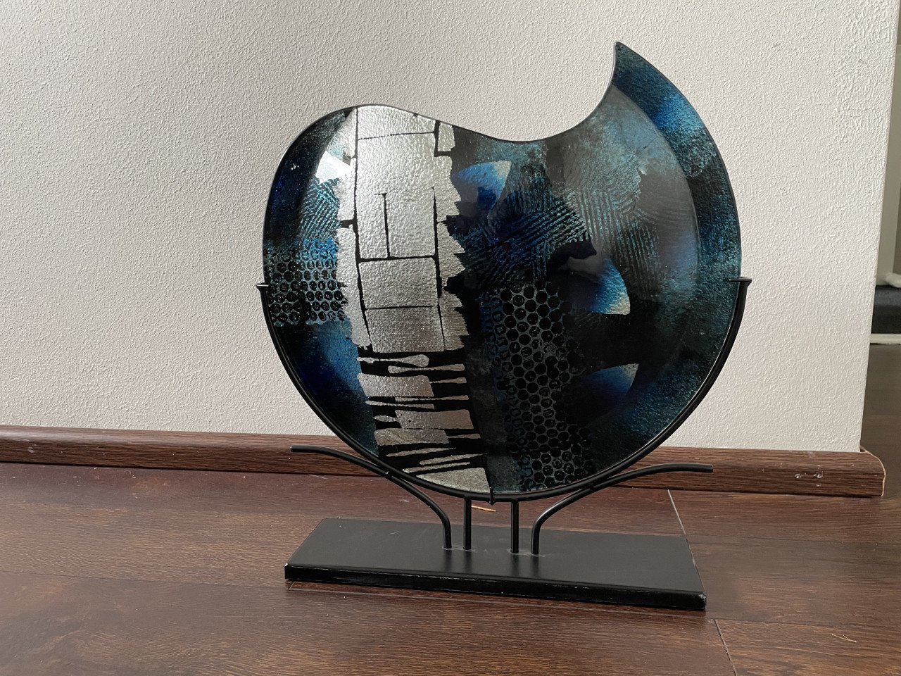 Blauw/zwart/grijs glas op standaard kunstvaas