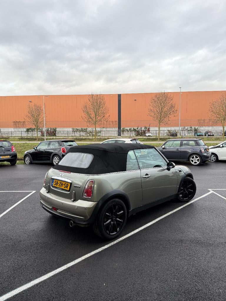 Mini Cooper Cabrio 1.6 - sidewalk