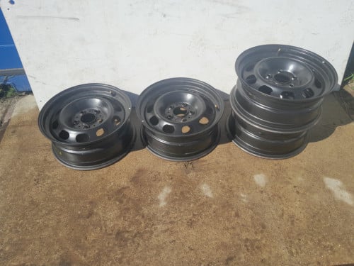 4 Stalen velgen met wieldoppen 16 Inch. BMW X1. Geen roest.