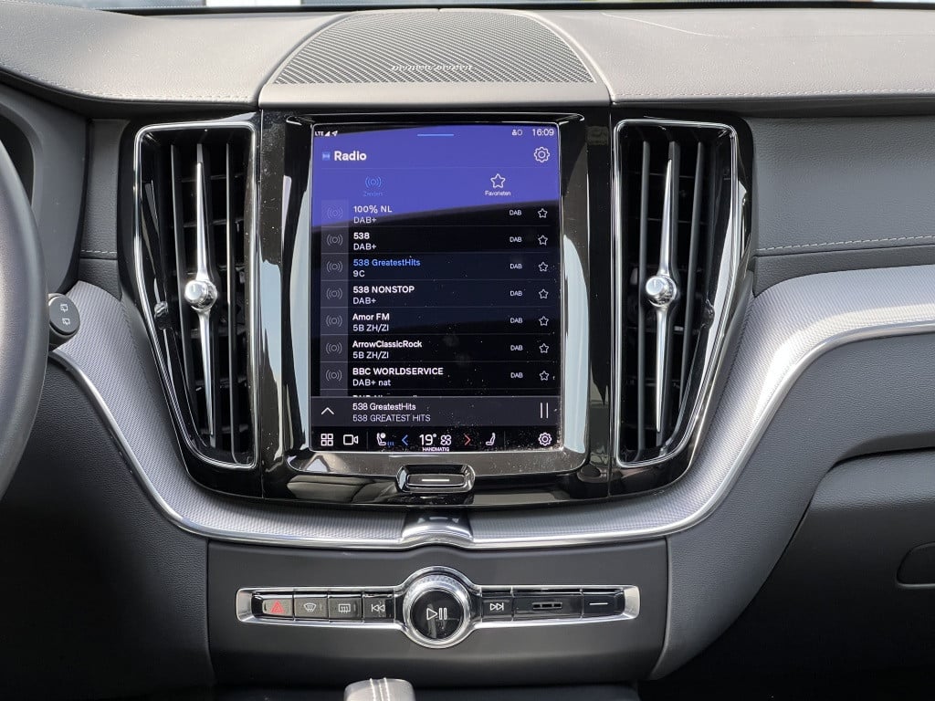 Volvo XC60 t6 340pk recharge r-design| luchtvering| panodak| adap.cruise| 3
