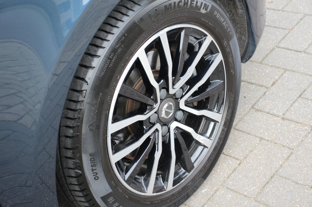 Volvo V40 2.0 t2 momentum - navi - cruise - grootlicht ass - led - pdc - st