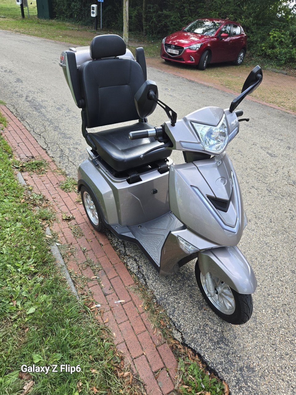 Nieuwstaat scootmobiel rijdt subliem