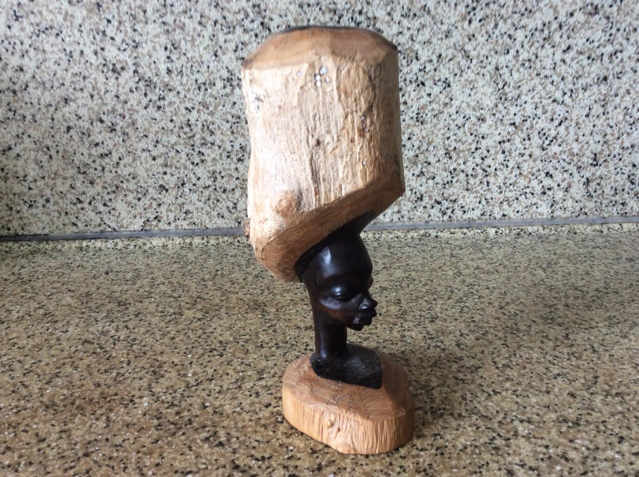 2 mooi  uitgesneden Afrikaanse houtsnijwerkjes in Ebbenhout. Hoogte: 15 cm.