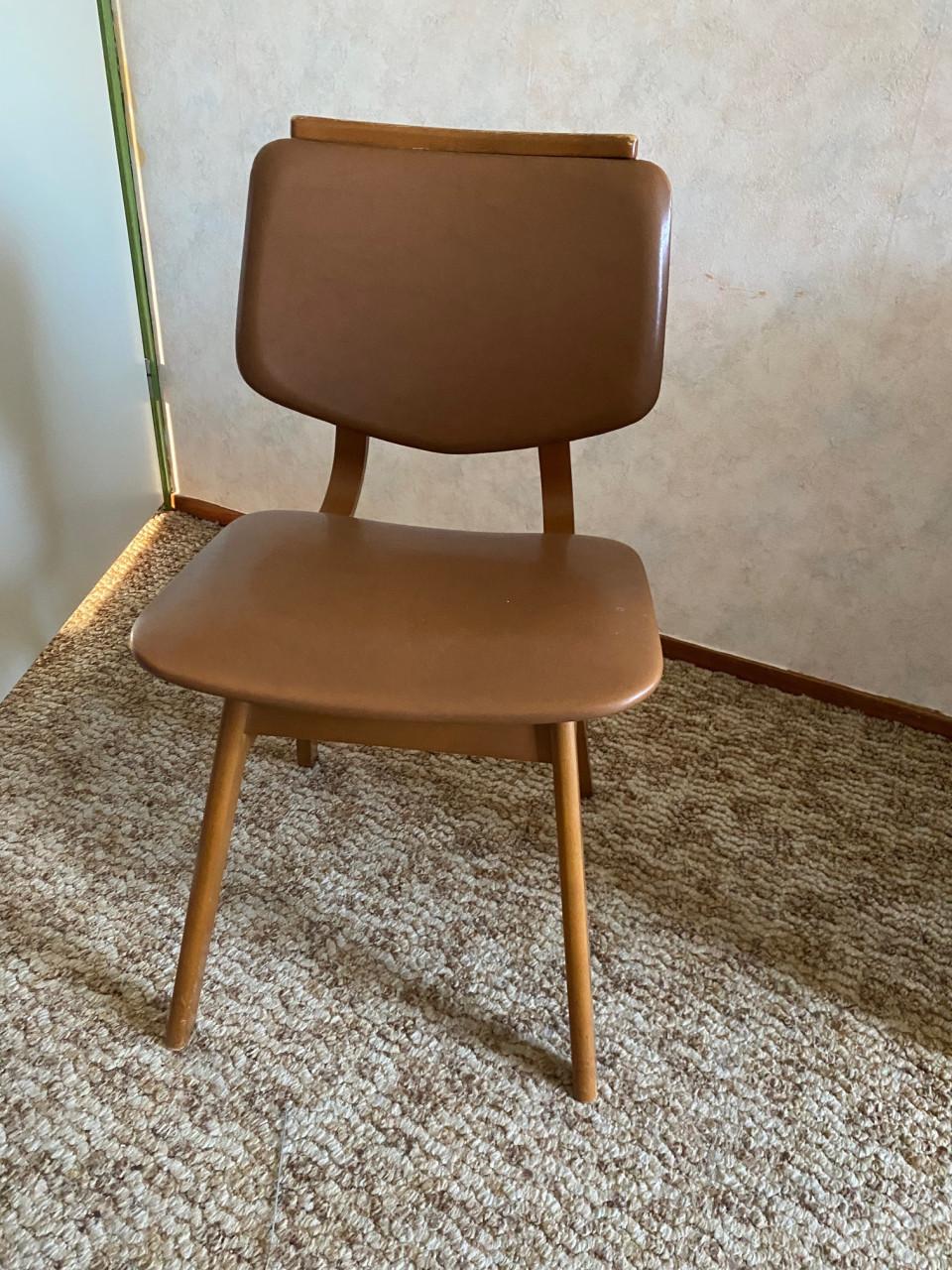Vier eetkamer stoelen