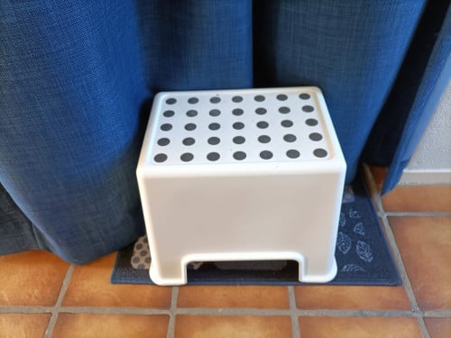 Opstapje. Maten hoogte 31 cm. Lengte 32 cm en breedte 22 cm.
