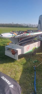 TE KOOP SURFBOARDS, BEGINNER EN GEVORDERDE. MET LEUKE AANHANGER