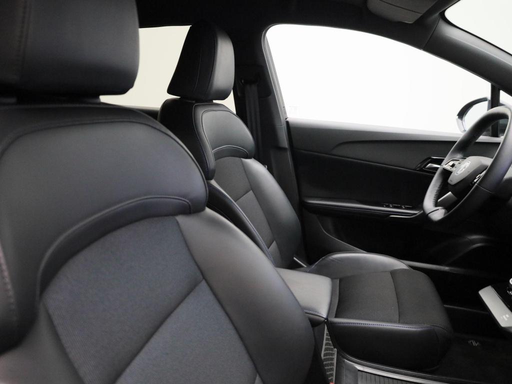 MG Mg4 64 kwh luxury | automaat | navigatie | climate control | apple carpl