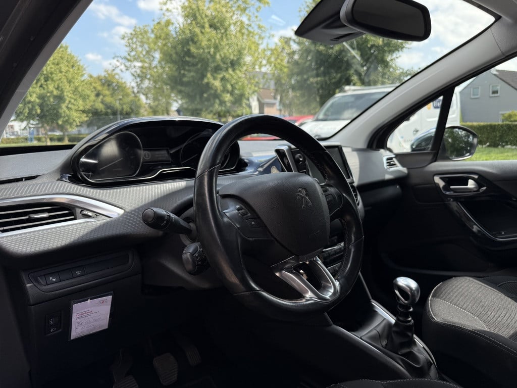 Peugeot 208 1.2 turbo, tech edition // 110pk // 4x nieuwe band, grote beurt