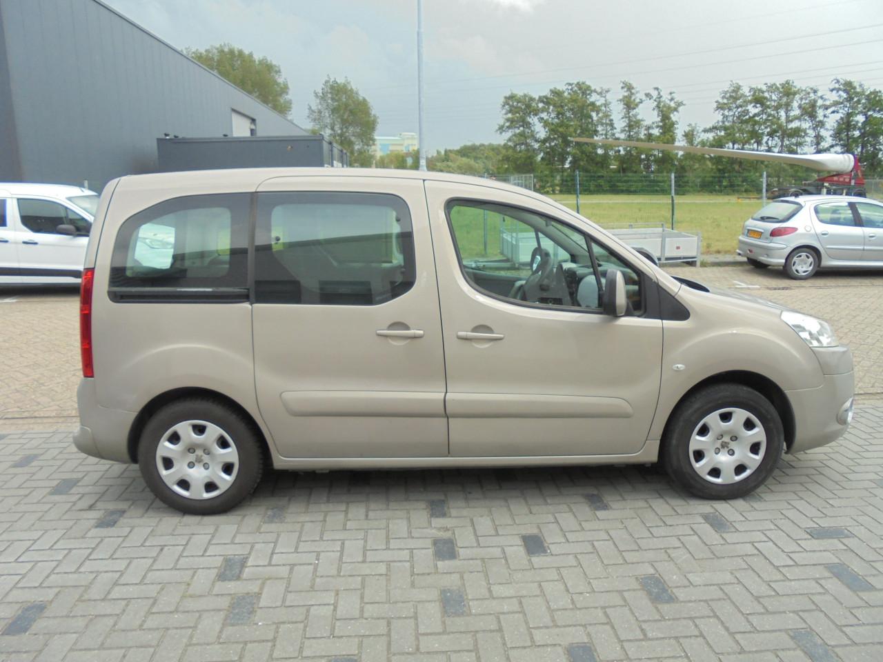 Partner in de Personen benzine uitvoering van tweede eigenaar nette auto
