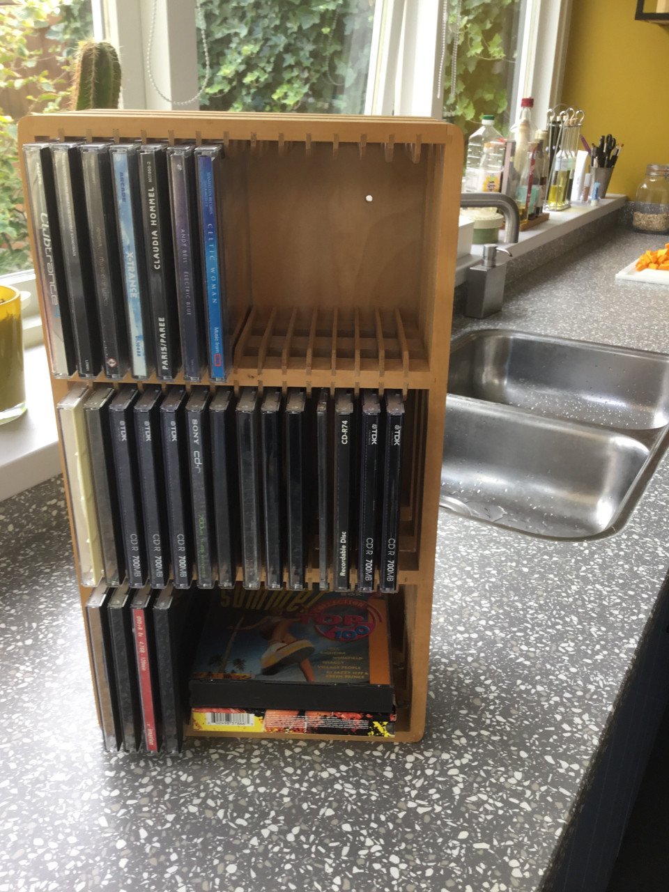 Houten cdrekje met wat muziekcd’s.
