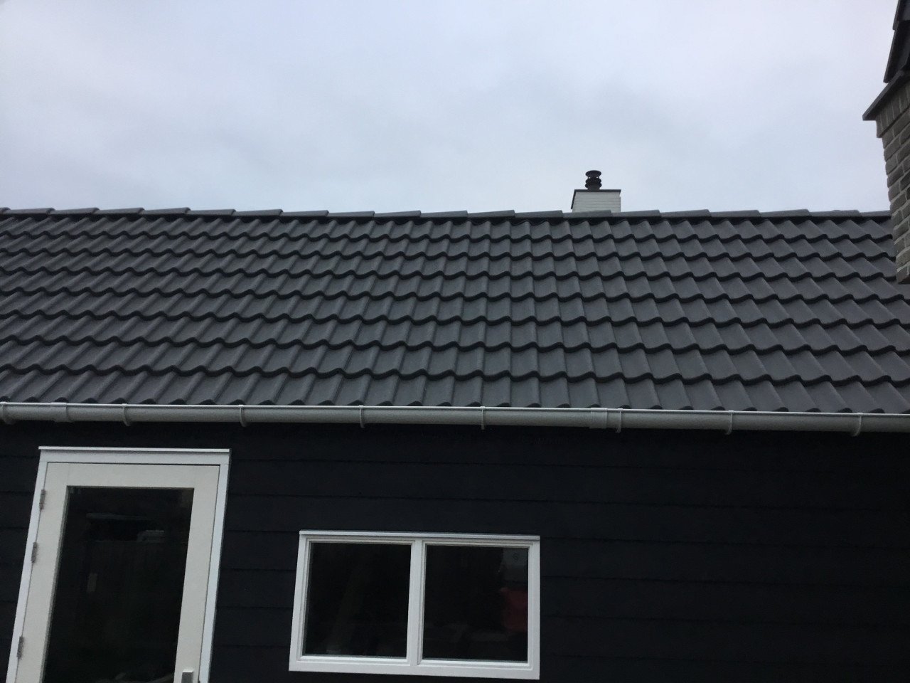 70 stuks betonpannen antraciet en 10 stuks keramische pannen (beide nieuw).