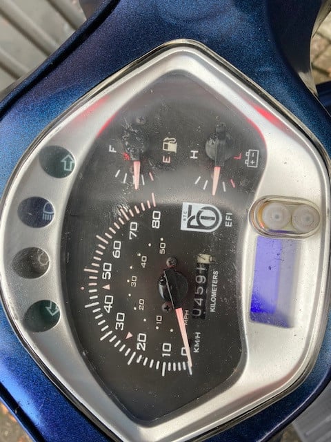 Zeer nette agm vx50 cameleon kleur weinig km nu 999 euro met windscherm
