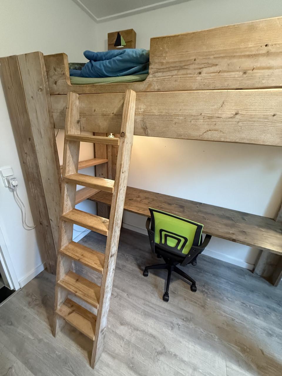 Hoogslaper incl bureau van steigerhout
