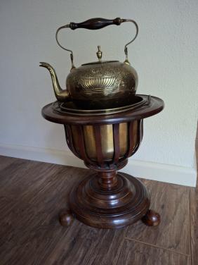 Antieke messing/koper theeketel met houten onderstel