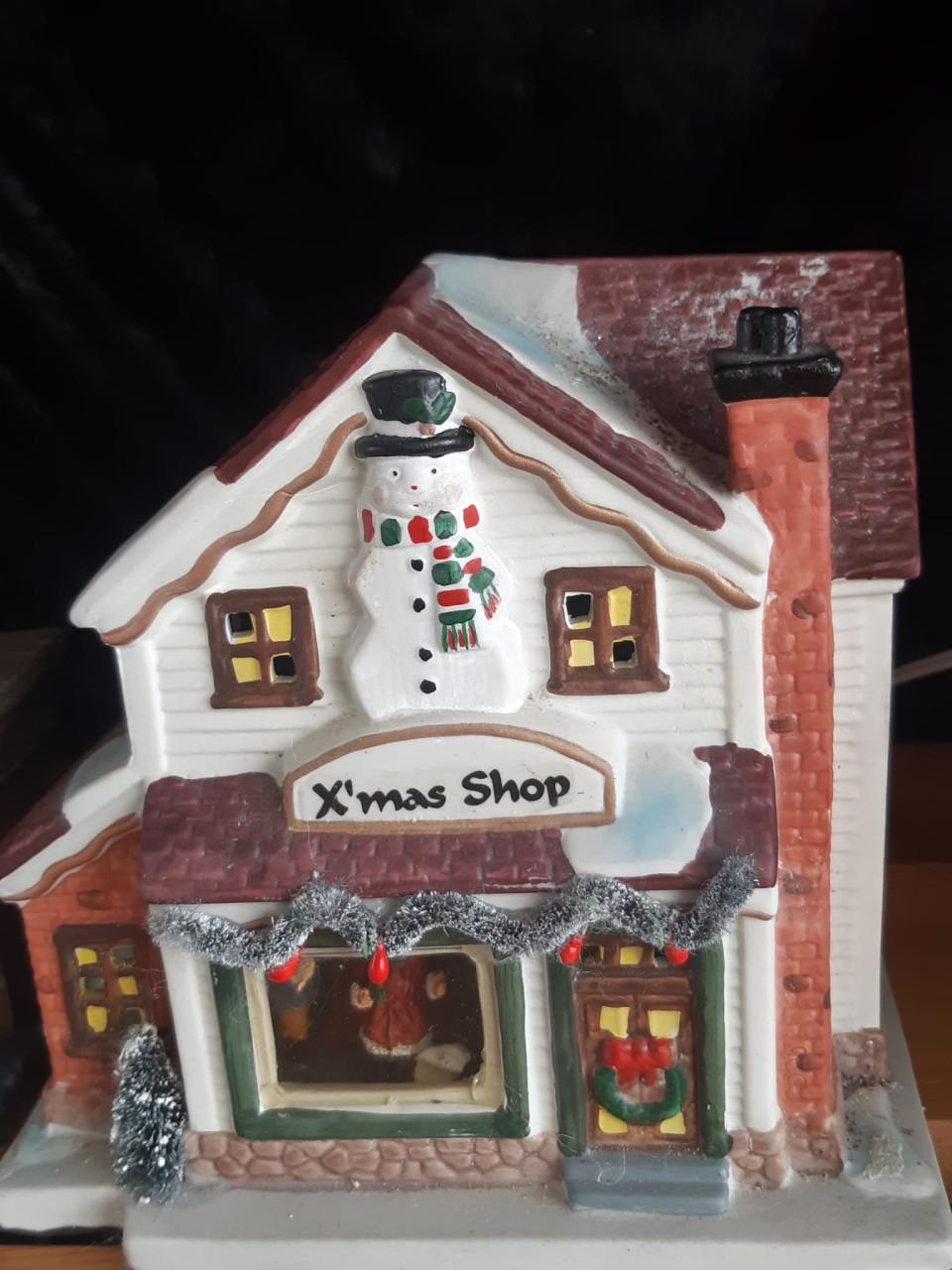 4 decoratieve KERSTHUISJES keramiek