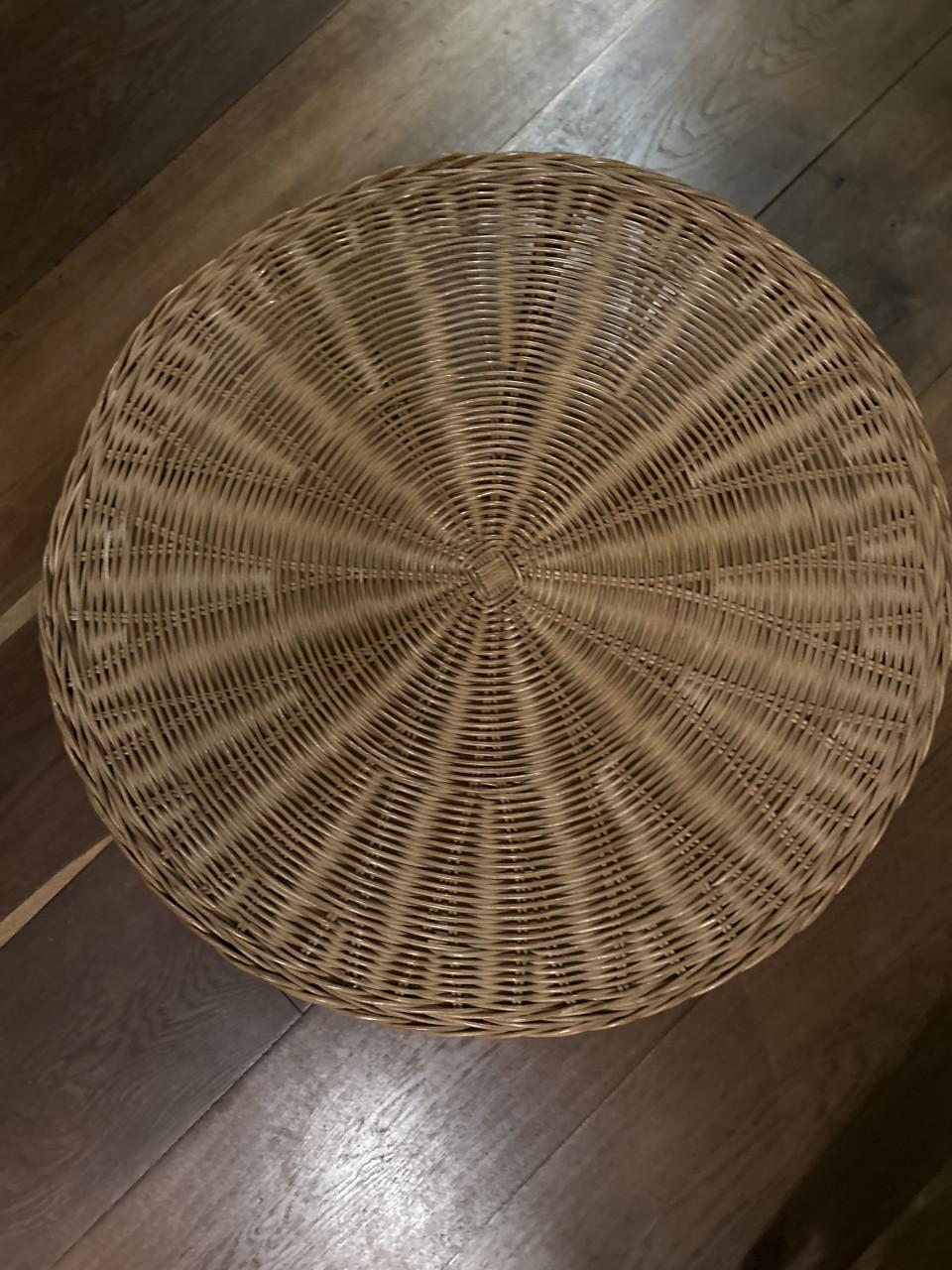 Rieten bijzet tafeltje