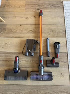 Dyson V8 steel, opzetstukken en laadstation