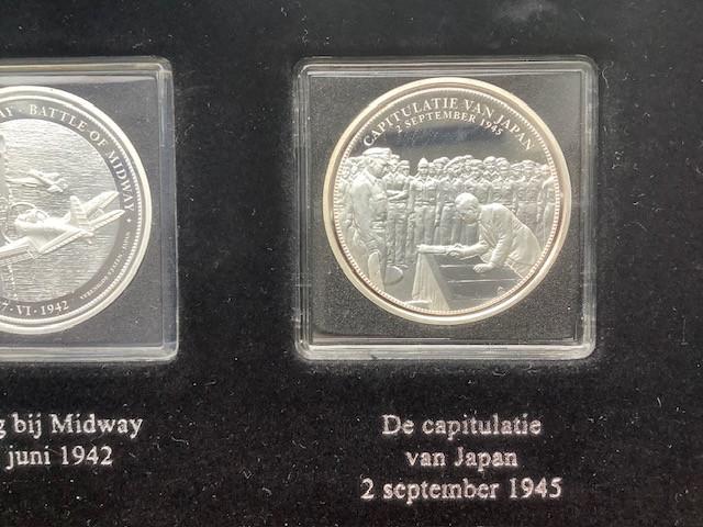 16 penningen Het Koninkrijk der Nederlanden in oorlog.