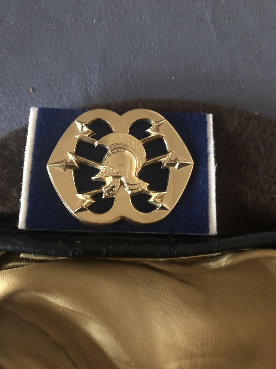 Legerbaret met embleem