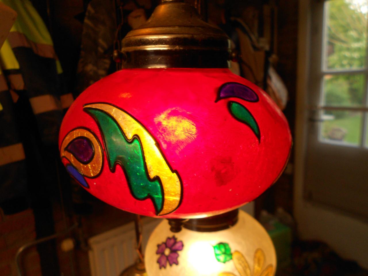 Vintage hanglamp met vijf glazen gekleurde bollen.