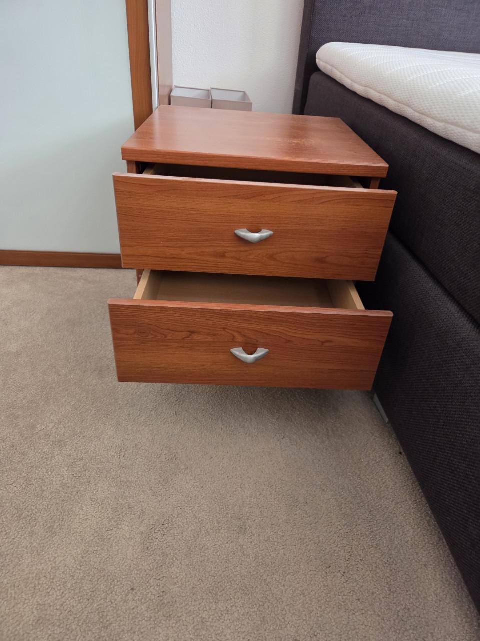 2x kersen kleurige nachtkastjes