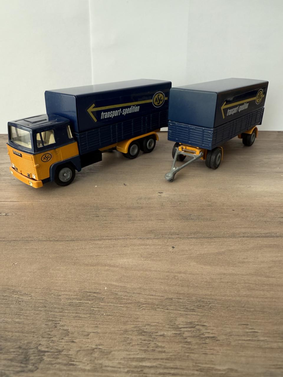 Tekno ASG Combinatie Scania 141 bakwagen met aanhanger.