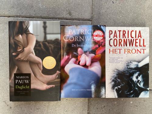 2 boeken van Patricia Cornwell en 1 boek van Marion Pauw