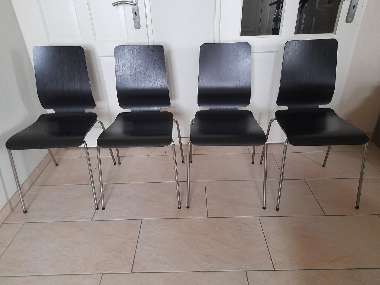 4 stoelen (stapelbaar) in goede staat !  materiaal; hout/metaal