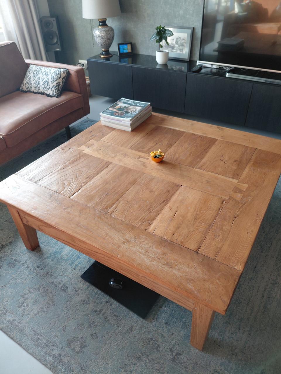 Gratis Industrieel 2st. 2,5 bankstel incl, bijpassende stoelen  salontafel.