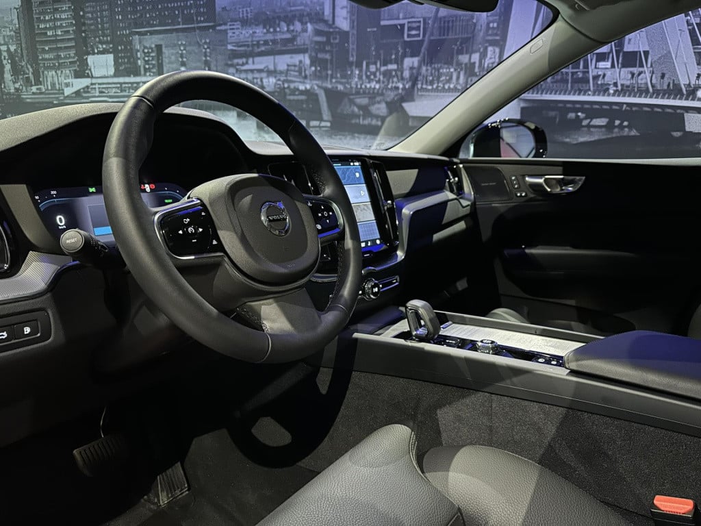 Volvo XC60 2.0 t6 plug-in hybrid awd plus dark *pano*hksound*leder*memory*