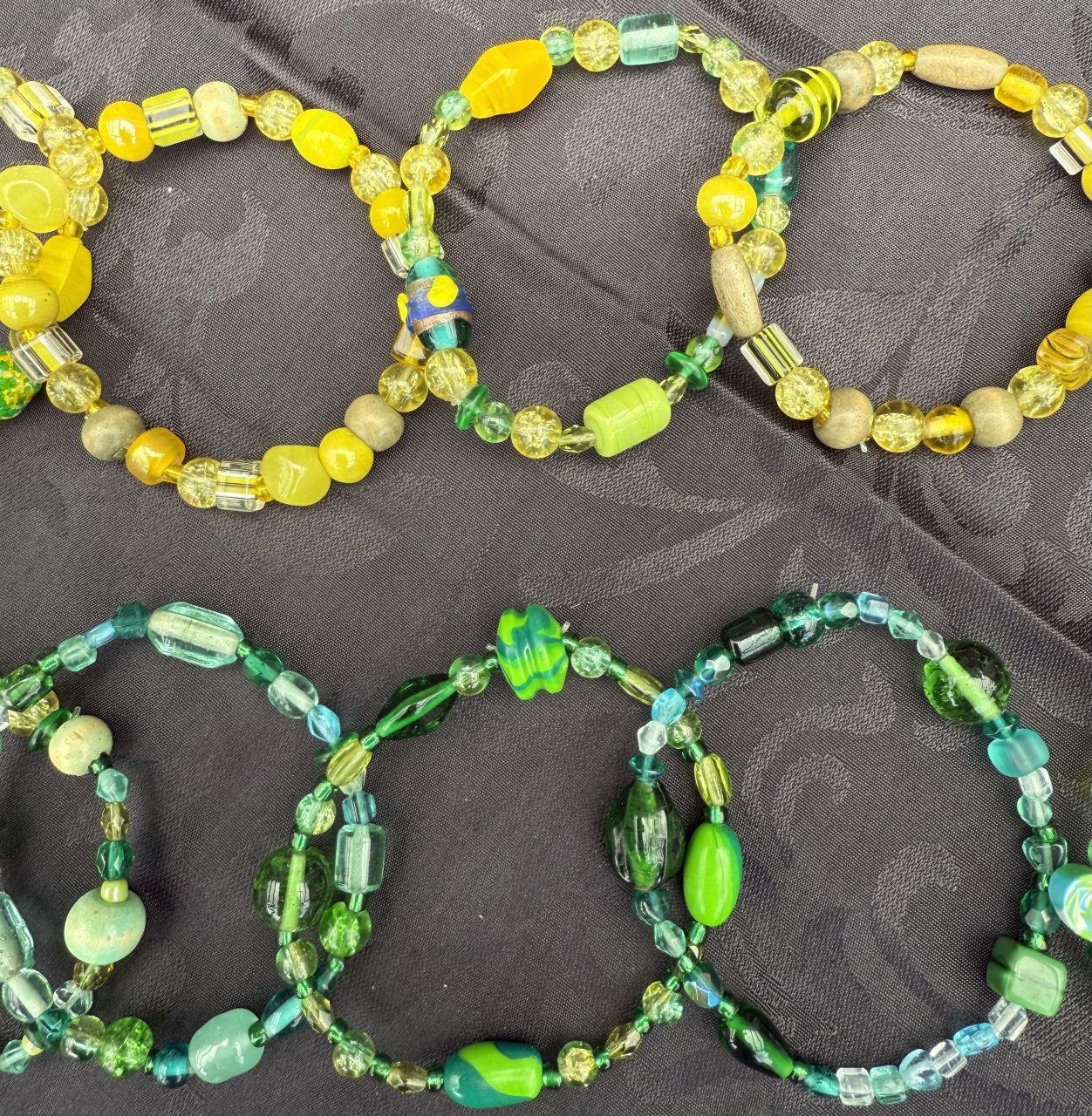 Armbandjes en Sleutelhangers. NIEUW met GLAZEN kralen. Passen altijd.
