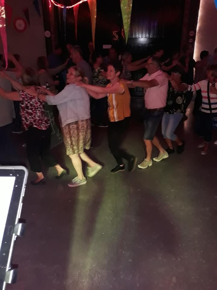 Van verzorgingshuis tot feestcafé. LIVE zanger voor een prikkie
