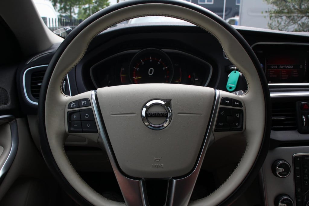 Volvo V40 2.0 t2 inscription - actieprijs: €15.745,- t/m 20 augustus!