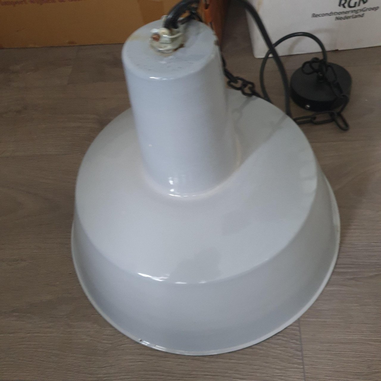 Industriele jaren 70 metalen lamp grijs met witte binnenkant doorsnede 42