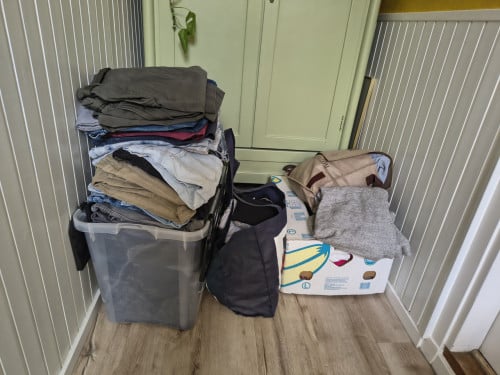 Enorme partij dameskleding, merkkleding, maat XS-XL. Broeken, shirt, tops.