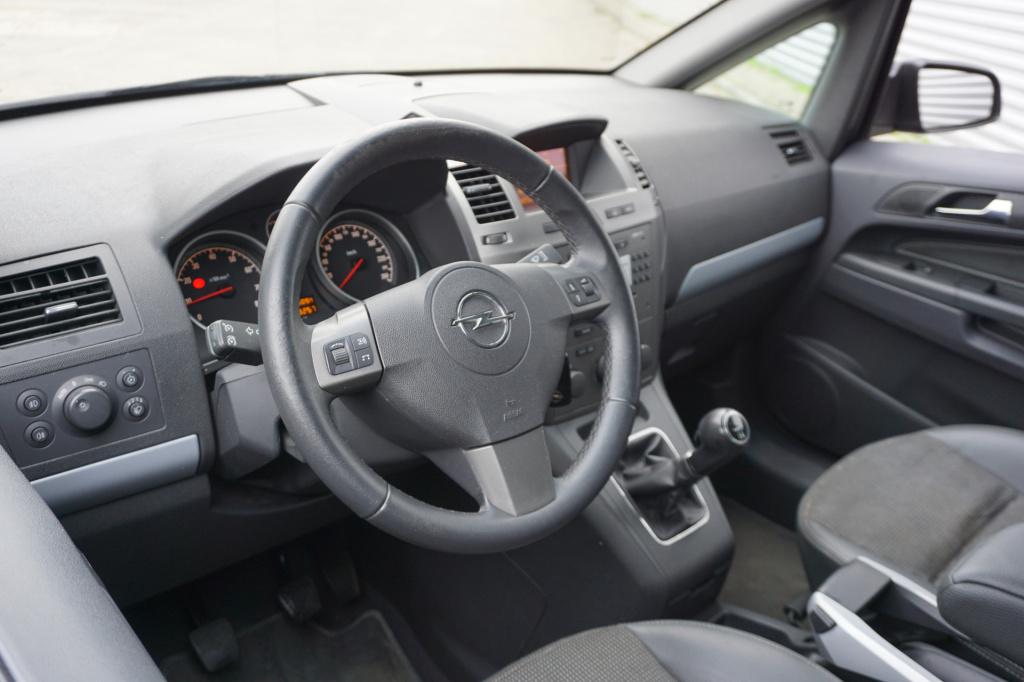Opel Zafira 1.8 cosmo airco / cruise / elektr. ramen / parkeers. / trekhaak