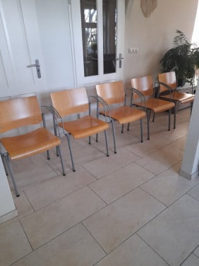 5 stevige staperbare stoelen (in goede staat ) van Ahrend