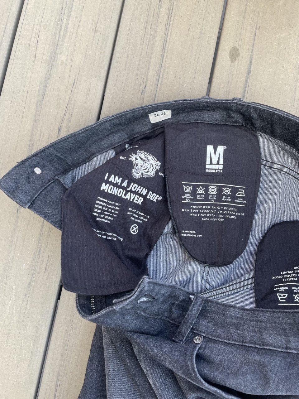 Motorjas, motorbroek, motorschoenen, motorhelm en motorhandschoenen
